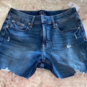 NWT - Gap Denim 5 Inch Short!